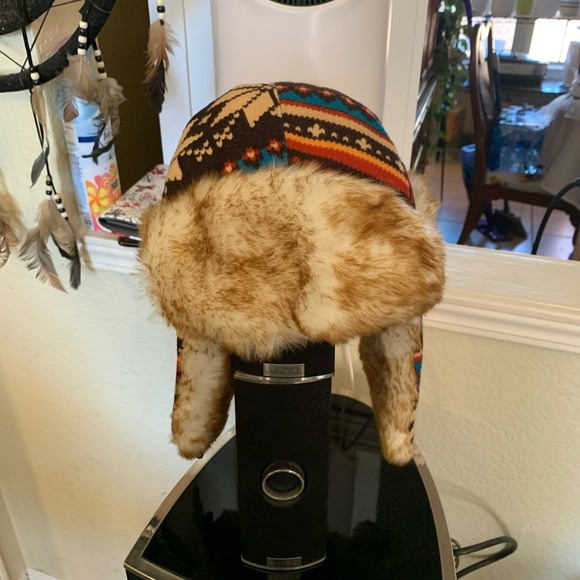 Gours women’s soft faux fur hat.  Very warm. New and has never been worn. - Picture 3 of 3